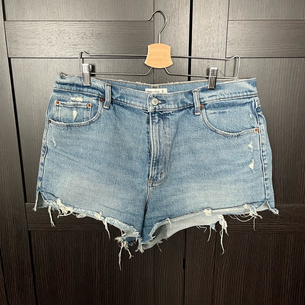 Abercrombie & Fitch High Rise Mom Short Sz. 33/16